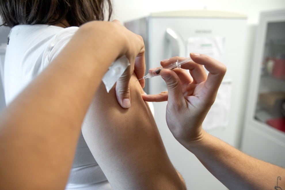 El Ministerio de Salud recuerda que está disponible una nueva vacuna para personas&nbsp;gestantes